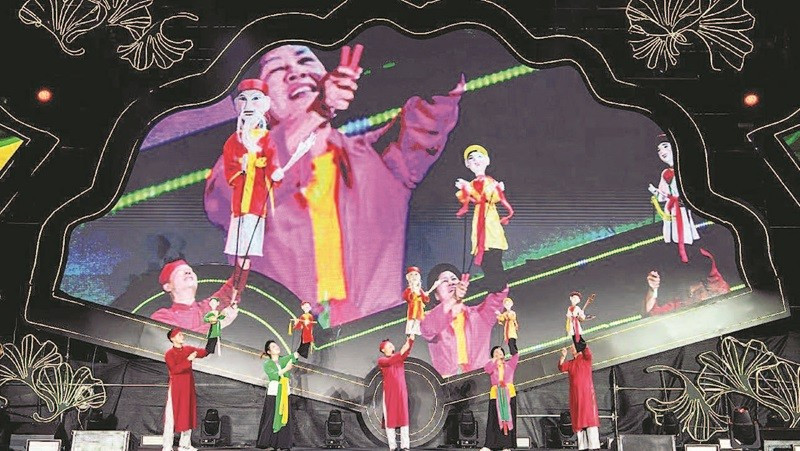 Nghệ nhân biểu diễn múa rối tại Festival Thăng Long - Hà Nội.