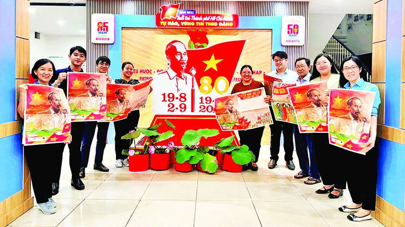 Giới trẻ Thành phố Hồ Chí Minh hân hoan đón nhận phụ san đặc biệt chào mừng Quốc khánh 2/9 của Báo Nhân Dân.