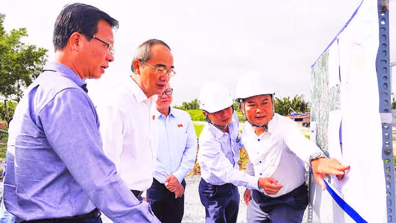 Đoàn Đại biểu Quốc hội Thành phố Hồ Chí Minh giám sát tiến độ thi công Dự án cải tạo kênh Tham Lương-Bến Cát-rạch Nước Lên. (Ảnh QUÝ HIỀN)