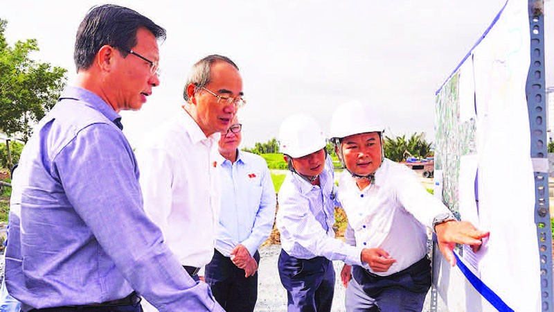Đoàn Đại biểu Quốc hội Thành phố Hồ Chí Minh giám sát tiến độ thi công Dự án cải tạo kênh Tham Lương-Bến Cát-rạch Nước Lên. (Ảnh QUÝ HIỀN)