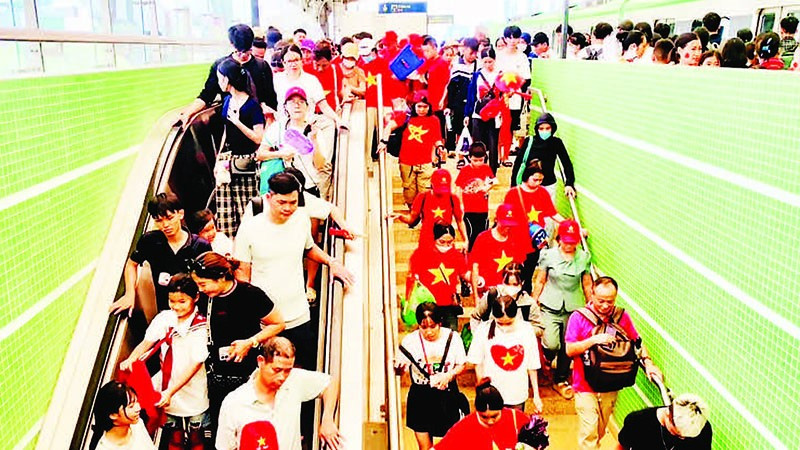 Tàu điện Cát Linh-Hà Đông phục vụ tốt nhu cầu đi lại, tham quan của người dân trong dịp kỷ niệm 80 năm Cách mạng Tháng Tám và Quốc khánh 2/9. (Ảnh HỒNG THÁI)