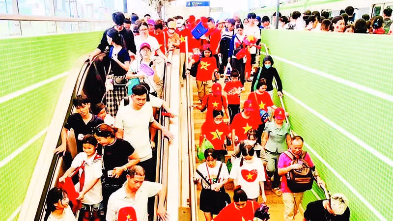 Tàu điện Cát Linh-Hà Đông phục vụ tốt nhu cầu đi lại, tham quan của người dân trong dịp kỷ niệm 80 năm Cách mạng Tháng Tám và Quốc khánh 2/9. (Ảnh HỒNG THÁI)