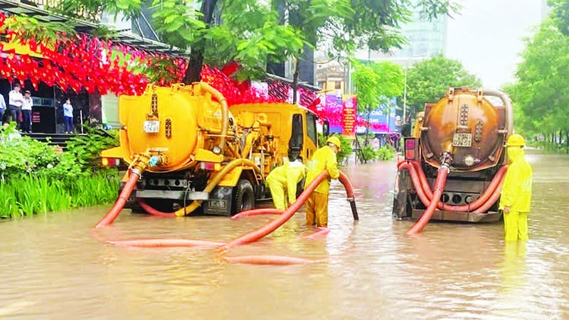 Công ty Thoát nước Hà Nội xử lý sự cố úng ngập.