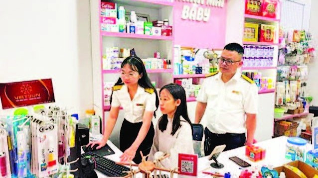 Cán bộ Thuế Thành phố Hà Nội hỗ trợ hộ kinh doanh chuyển đổi sang kê khai thuế.