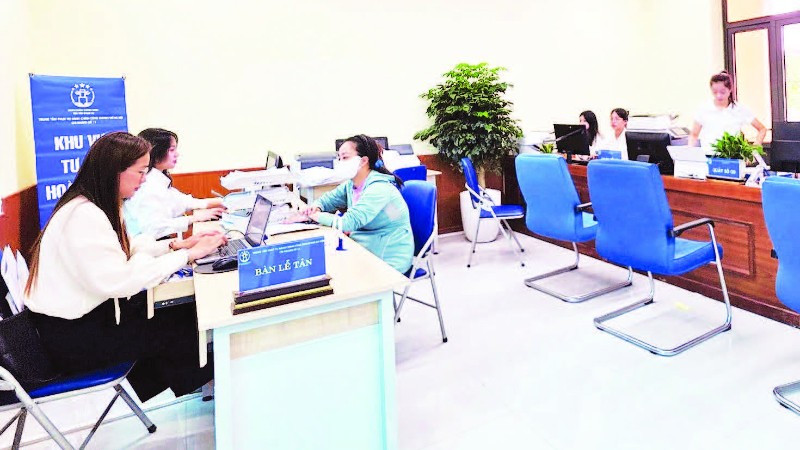 Chuyển đổi số là giải pháp giảm tải cho chính quyền địa phương (Trong ảnh: Trung tâm Phục vụ hành chính công tại xã Phú Xuyên).