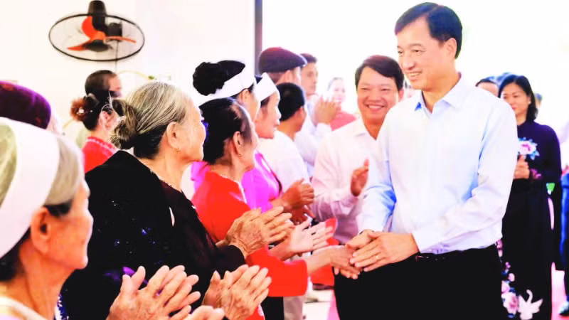 Bí thư Thành ủy Hà Nội Nguyễn Duy Ngọc chung vui với nhân dân thôn Khánh Chúc Đồi, xã Ba Vì trong Ngày hội Đại đoàn kết toàn dân tộc.