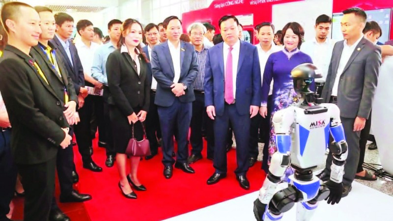 Trình diễn robot tại Diễn đàn khoa học, công nghệ, đổi mới sáng tạo và chuyển đổi số tỉnh Hưng Yên tháng 10/2025.