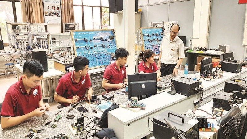 Đào tạo nghề điện tử tại Trường cao đẳng Kỹ nghệ II, phường Phước Long, Thành phố Hồ Chí Minh.