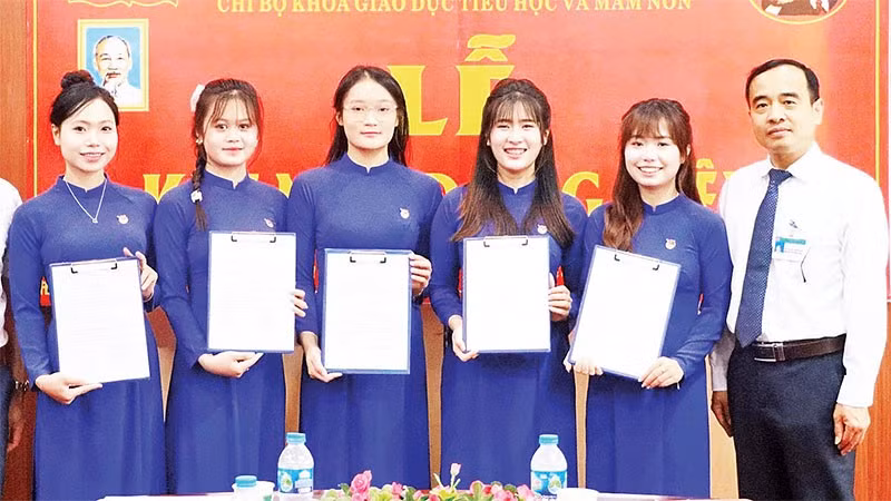 Những sinh viên ưu tú của Khoa Giáo dục tiểu học và mầm non, Trường đại học Hùng Vương vinh dự được đứng trong hàng ngũ của Đảng.