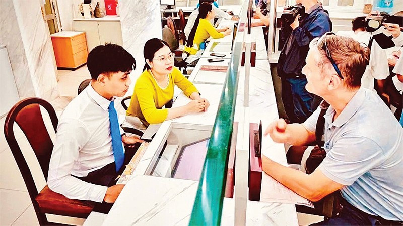 Cán bộ Trung tâm phục vụ hành chính công phường Sài Gòn tiếp nhận và hỗ trợ người dân tới làm thủ tục hành chính.