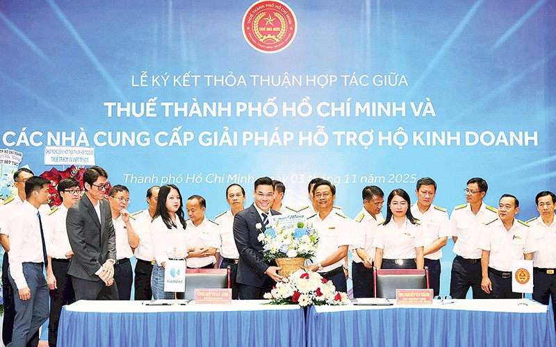 Lãnh đạo Thuế Thành phố Hồ Chí Minh và đại diện nhà cung cấp dịch vụ tại Lễ ký kết thỏa thuận hợp tác hỗ trợ hộ kinh doanh. 