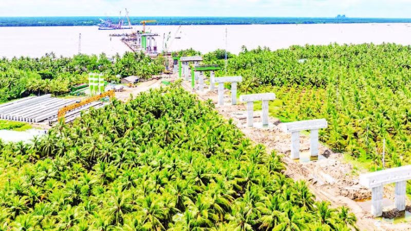 Công trình cầu Đại Ngãi 1 bắc qua sông Hậu nối tỉnh Vĩnh Long, thành phố Cần Thơ sau một năm thi công.