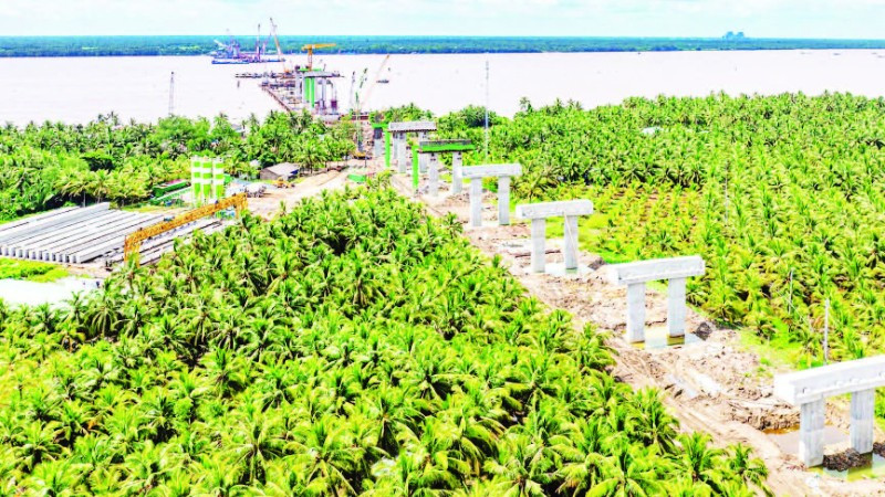 Công trình cầu Đại Ngãi 1 bắc qua sông Hậu nối tỉnh Vĩnh Long, thành phố Cần Thơ sau một năm thi công.