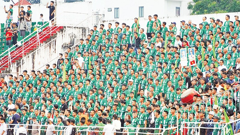 Cổ động viên Câu lạc bộ Trường Tươi Bình Phước cổ vũ đội nhà.