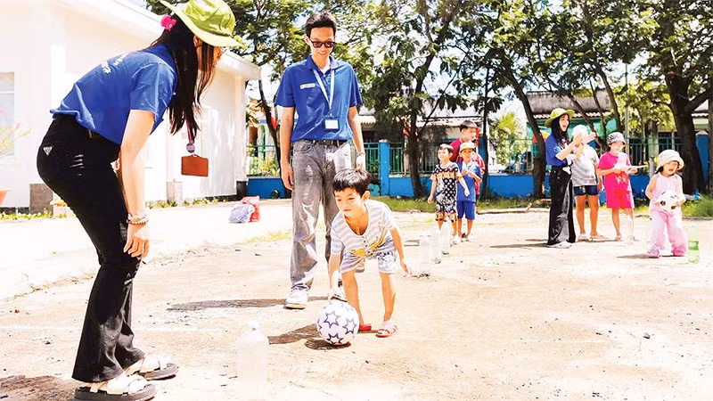 Các bạn trẻ tình nguyện tổ chức sân chơi cho thiếu nhi trên xã đảo Thạnh An.