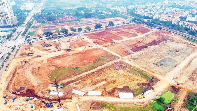 Các phương tiện cơ giới làm việc liên tục tại dự án hồ đầu mối Mễ Trì.