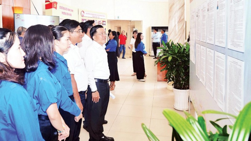 Cử tri phường Xuân Hòa nghiên cứu tiểu sử và chương trình hành động của người ứng cử đại biểu Quốc hội khóa XVI, nhiệm kỳ 2026-2031. (Ảnh THẾ ANH)