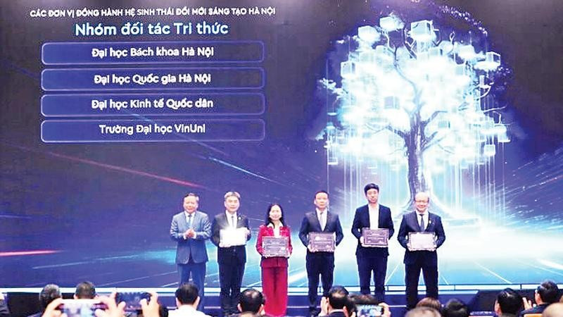 Lãnh đạo Thành ủy Hà Nội trao chứng nhận cho các đơn vị đồng hành hệ sinh thái đổi mới sáng tạo Hà Nội.