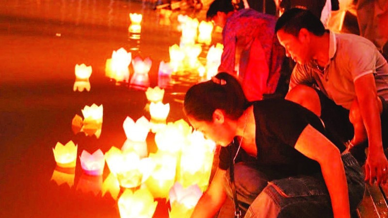 Du khách thả hoa đăng trên sông Lục Đầu.