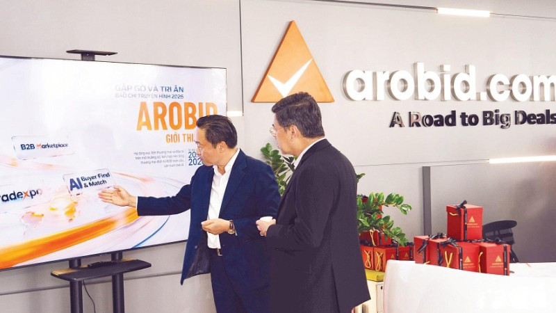 Đại diện Arobid giới thiệu về nền tảng xúc tiến thương mại và đầu tư trên môi trường số.