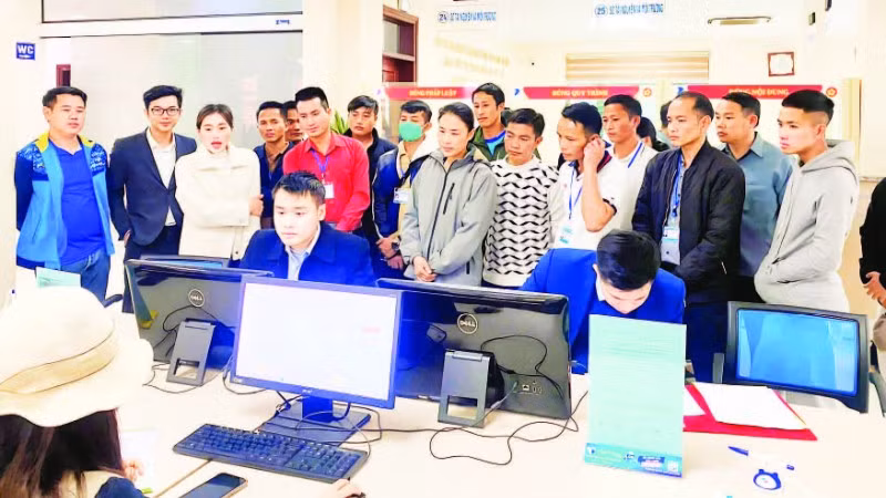 Lưu học sinh Lào thăm Trung tâm Phục vụ hành chính công tỉnh Phú Thọ.