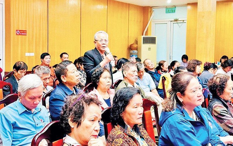 Người dân nêu ý kiến tại buổi đối thoại với người đứng đầu cấp ủy, chính quyền phường Hai Bà Trưng. (Ảnh Đình Hiệp) 