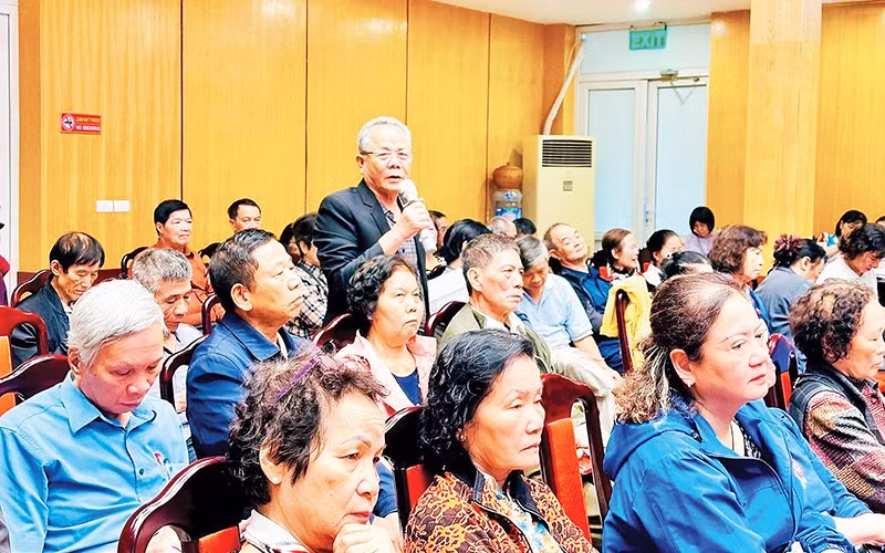 Người dân nêu ý kiến tại buổi đối thoại với người đứng đầu cấp ủy, chính quyền phường Hai Bà Trưng. (Ảnh Đình Hiệp) 