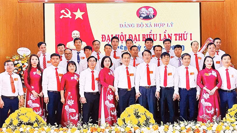 Ban Chấp hành Đảng bộ xã Hợp Lý ra mắt Đại hội. 