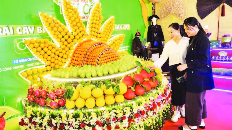 Chị em phụ nữ với nông sản tiêu biểu của địa phương tại Lễ hội trái cây.