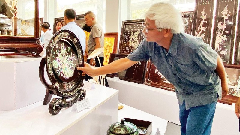 Sở Công thương Hà Nội trưng bày các mẫu thiết kế mới của làng nghề sơn mài, khảm trai Chuyên Mỹ.