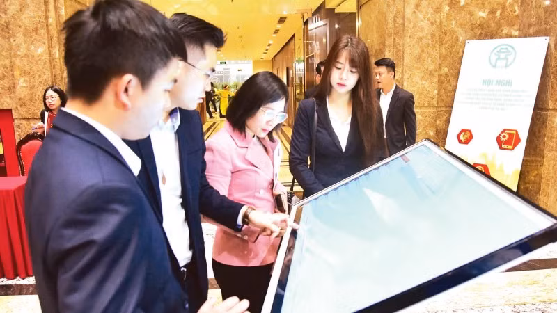 Cán bộ Văn phòng Thành ủy Hà Nội trải nghiệm ứng dụng chuyển đổi số dùng chung 3 cấp trong các cơ quan Đảng, chính quyền, Mặt trận Tổ quốc và các tổ chức chính trị-xã hội. (Ảnh NHẬT NAM)