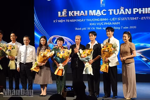 Đại biểu tặng hoa cho đoàn phim Mưa đỏ tại Lễ khai mạc. (Ảnh: Linh Bảo).