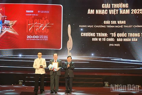 Đại diện Báo Nhân Dân nhận Giải Sol Vàng hạng mục Chương trình nghệ thuật chính luận năm 2025 cho chương trình Concert "Tổ quốc trong tim". (Ảnh: Linh Bảo)