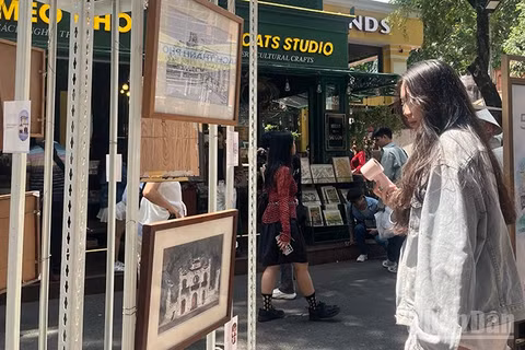 Triển lãm tranh “50 Spaces: Hà Nội-Huế-Sài Gòn” diễn ra đến ngày 9/4 tại Đường sách Thành phố Hồ Chí Minh. (Ảnh: LINH BẢO).