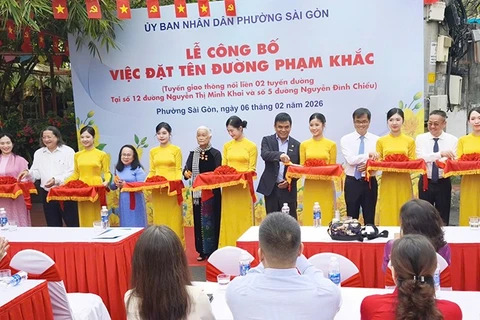 Các đại biểu thực hiện nghi thức khánh thành và công bố đặt tên đường Phạm Khắc. (Ảnh: Thanh Hằng)
