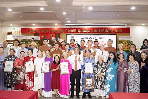 Các đại biểu chụp ảnh lưu niệm tại chương trình. (Ảnh: QUỐC THANH)