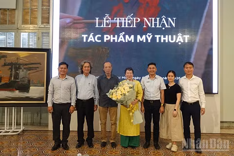 Các đại biểu chụp ảnh lưu niệm tại lễ tiếp nhận tác phẩm mỹ thuật. (Ảnh: Linh Bảo).
