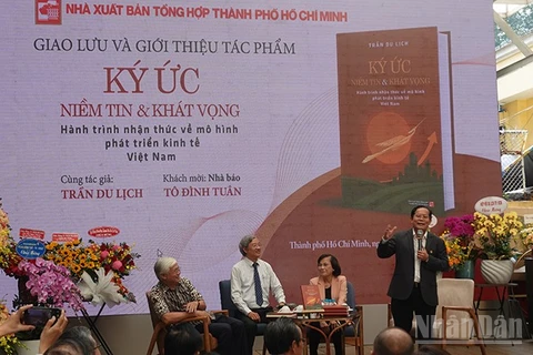 Quang cảnh buổi giao lưu, giới thiệu tác phẩm "Ký ức-niềm tin và khát vọng" của Tiến sĩ Trần Du Lịch.(Ảnh: Linh Bảo)
