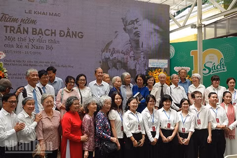 Các đại biểu chụp ảnh lưu niệm trong chương trình khai mạc. (Ảnh: LINH BẢO)