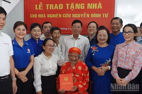 Các đại biểu chúc mừng cụ Nguyễn Đình Tư có căn hộ mới. (Ảnh: Linh Bảo)