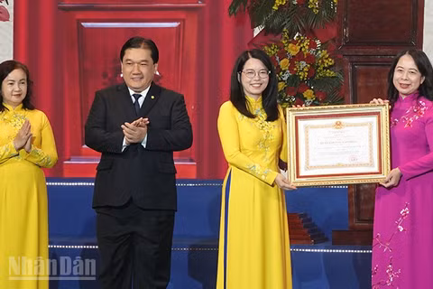Phó Chủ tịch nước Võ Thị Ánh Xuân (bìa phải) trao Huân chương Lao động hạng Nhất cho Ban lãnh đạo Tổng Công ty Du lịch Sài Gòn. (Ảnh: LINH BẢO)