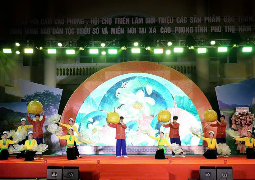 Tiết mục văn nghệ đặc sắc mang biểu tượng cam Cao Phong tại lễ hội.