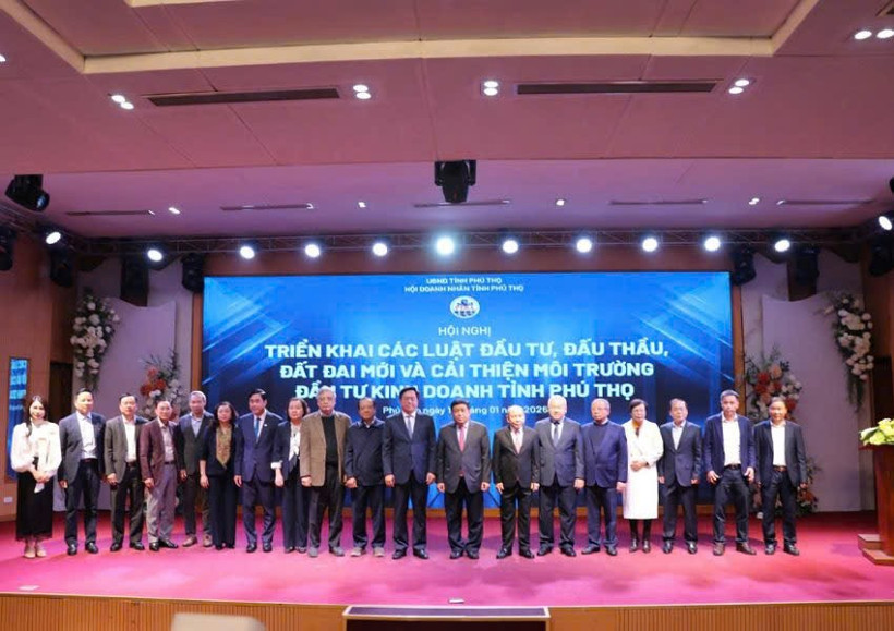 Phó Thủ tướng Nguyễn Chí Dũng chụp ảnh lưu niệm cùng các đại biểu.