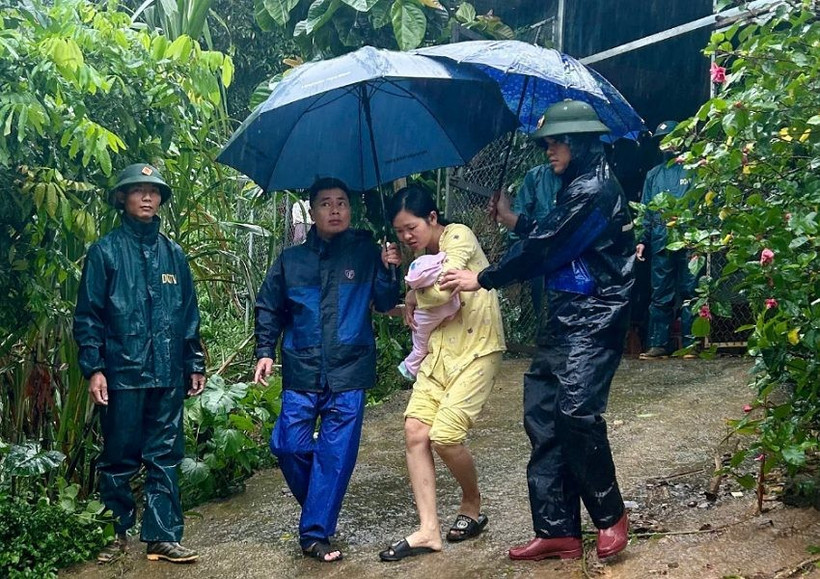 Các cấp chính quyền địa phương xã Cao Phong, tỉnh Phú Thọ nỗ lực giúp người dân đến nơi ở an toàn.