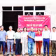Đại diện lãnh đạo địa phương trao nhà, tặng các hộ gia đình nghèo, gặp khó khăn trong cuộc sống. (Ảnh: Báo Nhân Dân)