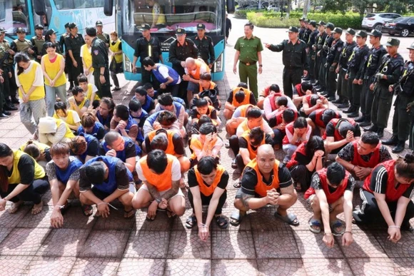 Các đối tượng được di lý về Lai Châu để phục vụ công tác điều tra.