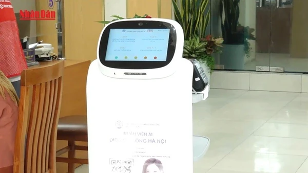 [Video] Hà Nội: Phường đầu tiên đưa robot AI vào phục vụ hành chính công