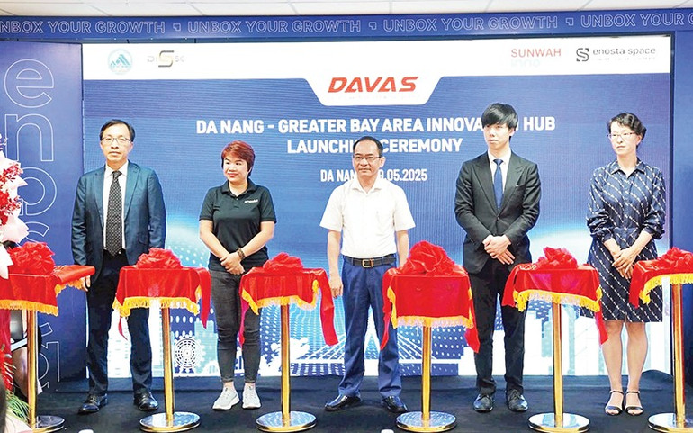 Các đại biểu thực hiện nghi thức cắt băng ra mắt không gian đổi mới sáng tạo Đà Nẵng-Vùng vịnh lớn. (Ảnh HÀ SẤU) Các đại biểu thực hiện nghi thức cắt băng ra mắt không gian đổi mới sáng tạo Đà Nẵng-Vùng vịnh lớn. (Ảnh HÀ SẤU)