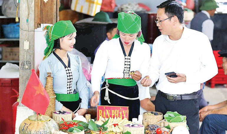 Οι κριτές κρίνουν τις συμμετοχές σε τοπικούς διαγωνισμούς μαγειρικής. anh-5.jpg