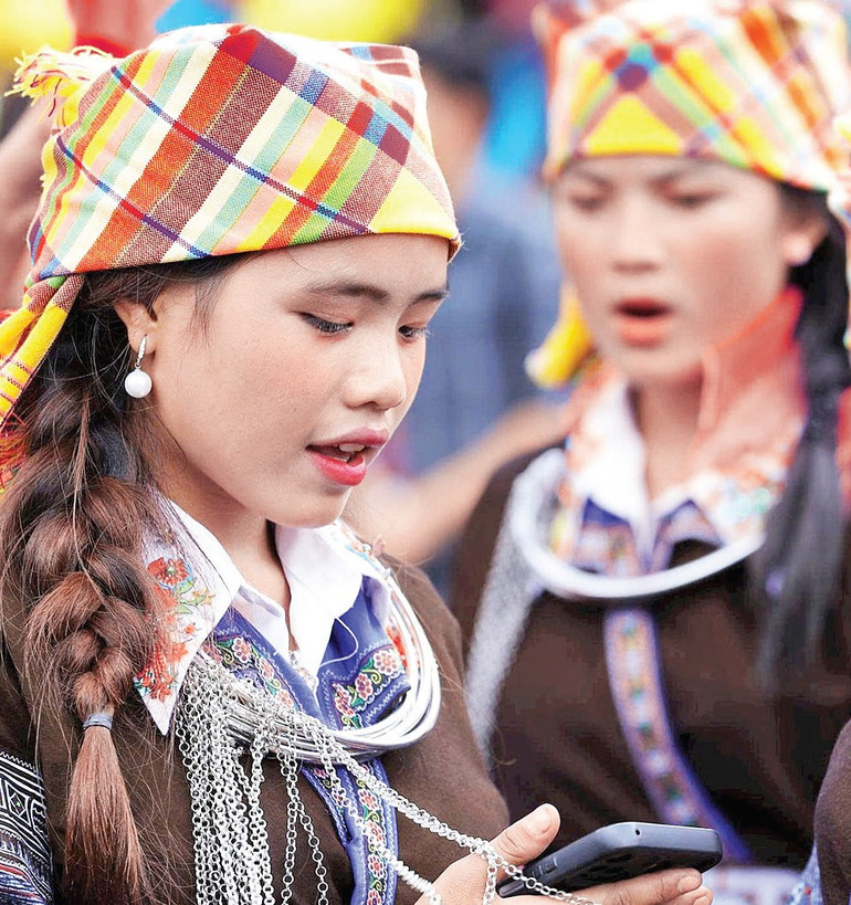 Οι άνθρωποι επιστρέφουν για να γιορτάσουν τη νέα γιορτή του ρυζιού. anh-6.jpg